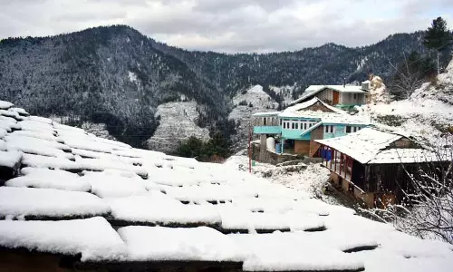 Lahaul-Spiti में बर्फबारी से जनजीवन प्रभावित, प्रशासन ने पर्यटकों के लिए जारी की एडवाइजरी Lahaul-Spiti में बर्फबारी से जनजीवन प्रभावित, प्रशासन ने पर्यटकों के लिए जारी की एडवाइजरी