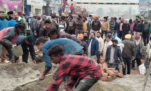 Gurdaspur MLA और प्रशासन के बीच ट्रैफिक चौराहे को लेकर नोकझोंक Gurdaspur MLA और प्रशासन के बीच ट्रैफिक चौराहे को लेकर नोकझोंक