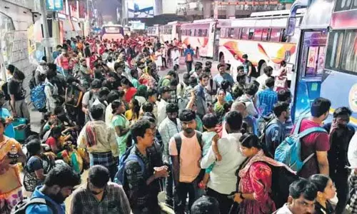 Sankranti holidays: निजी ट्रैवल कंपनियां प्रति टिकट ₹5,000 चार्ज कर रही