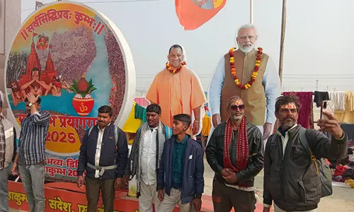 महाकुंभ में लाखों लोग पवित्र स्नान के लिए उमड़े, PM Modi-CM Yogi के कटआउट के साथ सेल्फी ली
