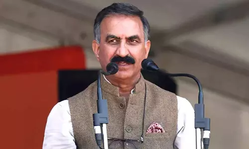 Himachal CM ने कुल्लू में आग से प्रभावित गांव का दौरा किया