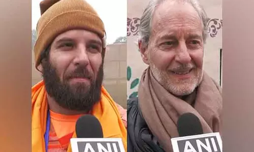 Maha Kumbh शुरू होने पर पवित्र डुबकी लगाने के लिए उत्साहित विदेशी भक्त
