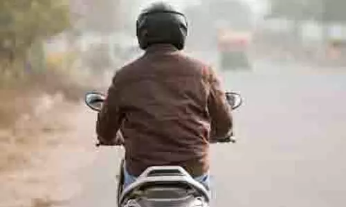 No helmet, no fuel : लखनऊ में 26 जनवरी से बाइक चलाने वालों को करना ही होगा नियमों का पालन, नहीं तो... No helmet, no fuel : लखनऊ में 26 जनवरी से बाइक चलाने वालों को करना ही होगा नियमों का पालन, नहीं तो...