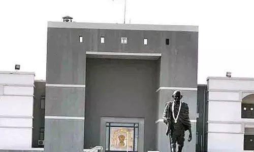Gujarat High Court: राज्य में पतंग सामग्री पर कार्रवाई में 609 केस दर्ज, 612 लोग हिरासत में लिए गए Gujarat High Court: राज्य में पतंग सामग्री पर कार्रवाई में 609 केस दर्ज, 612 लोग हिरासत में लिए गए
