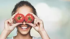 Tomato Facial:घर पर ही इन 4 स्टेप्स से करें टोमैटो फेशियल, चेहरा शीशे की तरह चमक उठेगा