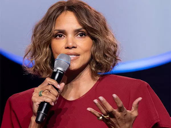 Halle Berry ने जंगल की आग के पीड़ितों की मदद के लिए आगे आकर अपनी अलमारी से कपड़े दान किए