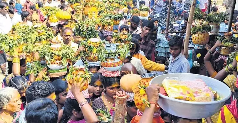 Telangana के श्री मल्लिकार्जुन स्वामी मंदिर में इनावोलु जतारा के लिए हजारों लोग आए