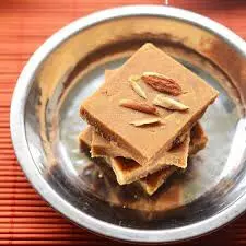 Gur Papdi Recipe: सर्दियों में घर पर बनाएं गुजरात की मशहूर गुड़ पापड़ी