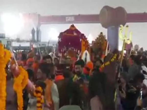 Maha Kumbh के अमृत स्नान के लिए निरंजनी अखाड़े का जुलूस त्रिवेणी संगम की ओर बढ़ रहे