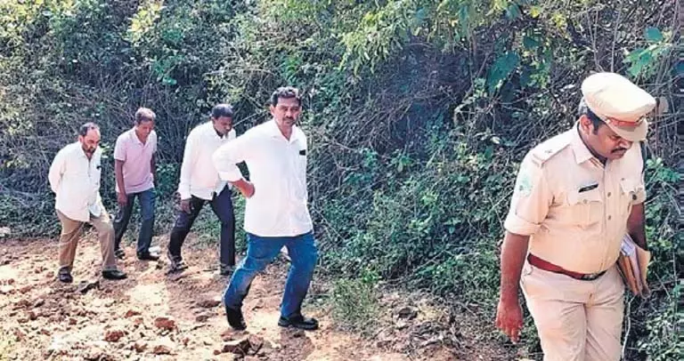 Andhra: 2.6 करोड़ रुपए मंजूर होने के बाद भी सड़क नहीं Andhra: 2.6 करोड़ रुपए मंजूर होने के बाद भी सड़क नहीं
