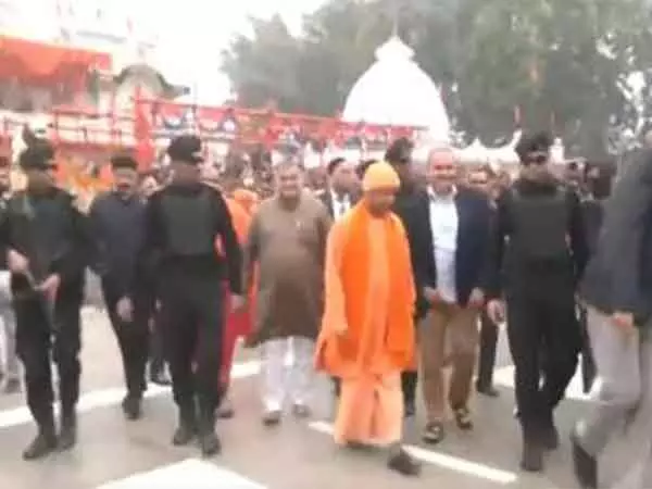 CM Yogi ने मकर संक्रांति पर गोरखपुर के गोरखनाथ मंदिर का दौरा किया