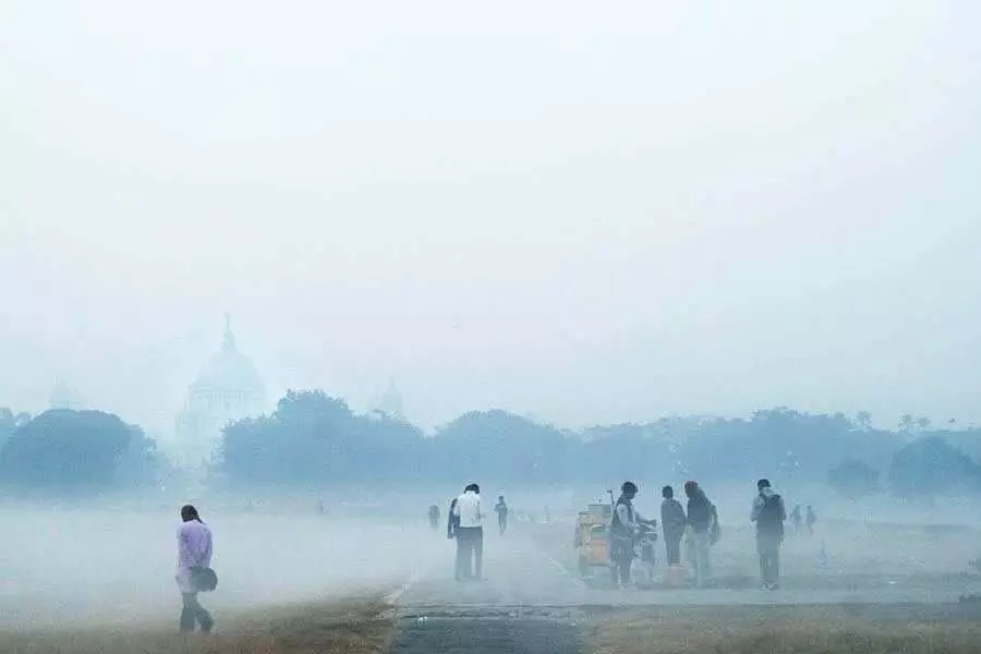 Calcutta: सर्दियों की धूप में भीगते परिवारों का विषाक्त पदार्थों से हुआ स्वागत