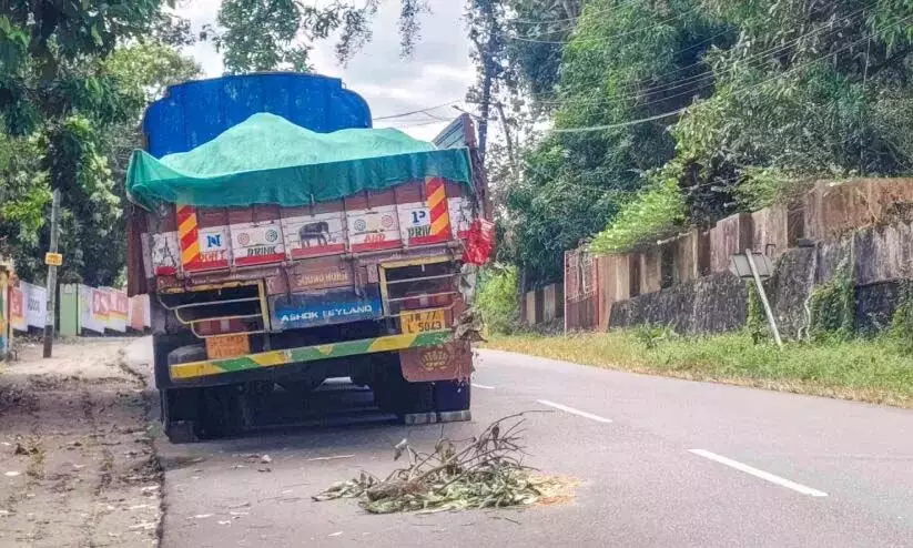 Pathanamthitta: जल प्राधिकरण के गड्ढे में गिरी लॉरी 6 दिन से बीच सड़क पर खड़ी