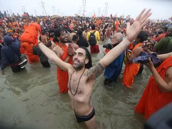 मकर संक्रांति पर MahaKumbh में भारी भीड़ उमड़ी, विदेशी श्रद्धालुओं ने आतिथ्य की प्रशंसा की