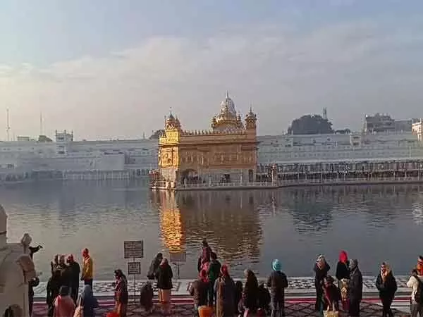 Punjab: मकर संक्रांति पर पूजा-अर्चना के लिए स्वर्ण मंदिर में उमड़े श्रद्धालु