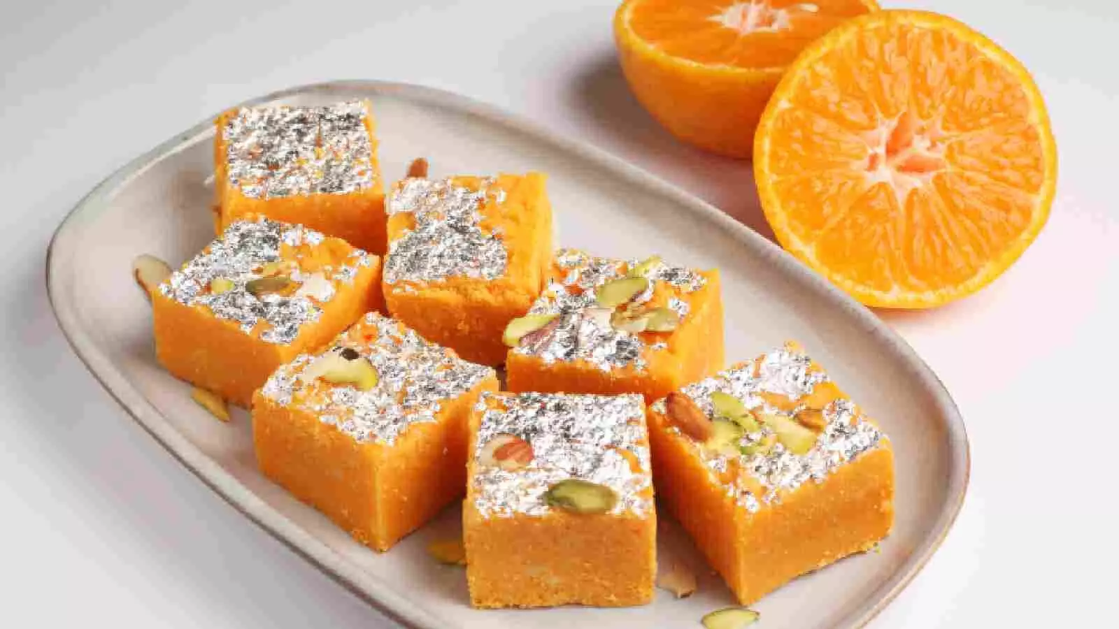 Orange barfi: घर आए मेहमान का संतरा बर्फी से करें स्वागत