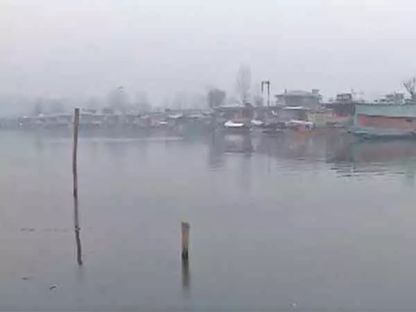 Srinagar में डल झील की सतह जम गई, अंबाला में घना कोहरा छाया, उत्तर भारत में शीतलहर जारी