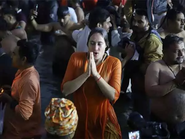 Maha Kumbh: मकर संक्रांति पर अब तक बीस लाख से अधिक श्रद्धालुओं ने संगम में पवित्र डुबकी लगाई