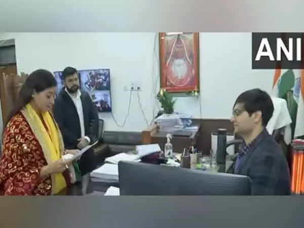 दिल्ली विधानसभा चुनाव: कांग्रेस उम्मीदवार Alka Lamba ने कालकाजी सीट से नामांकन दाखिल किया