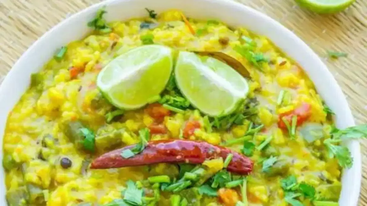 Vegetable Khichdi आसानी से पच जाती है यह स्वादिष्ट डिश