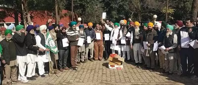 Ludhiana: किसानों ने कृषि नीति के मसौदे की प्रतियां जलाईं, विनाशकारी प्रभाव की चेतावनी दी