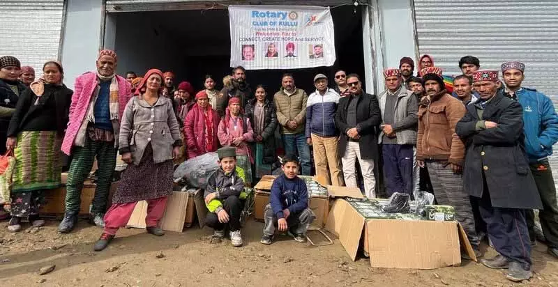 Rotary Club ने आग प्रभावित टांडी गांव के निवासियों को राहत सामग्री वितरित की