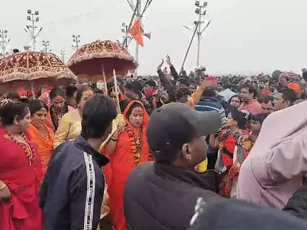 Mahakumbh: किन्नर अखाड़ा ने किया अमृत स्नान, राष्ट्र की प्रगति और कल्याण के लिए प्रार्थना की