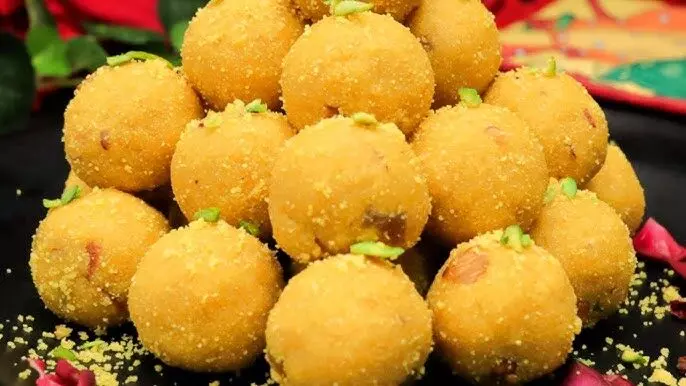 इस फेस्टिव सीजन आप भी घर पर बनाएं Besan Laddu