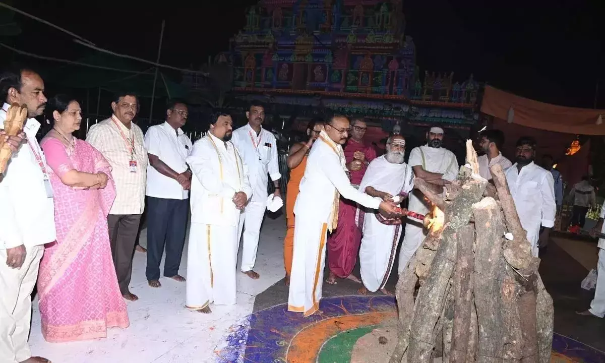 Andhra: दुर्गा मंदिर में भोगी अलाव