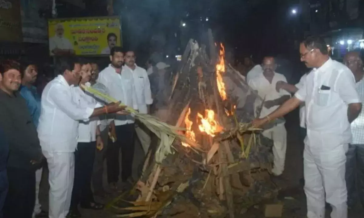 आसमान छूती कीमतें, बिजली दरों में बढ़ोतरी से त्योहारी उत्साह फीका