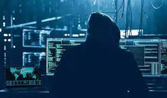 Cyber Crime: अब सोशल मीडिया अकाउंट से ठग रहे शातिर