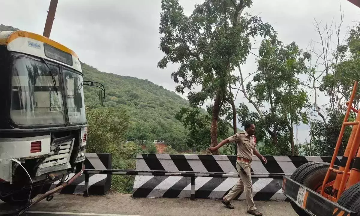 RTC बस के डिवाइडर से टकराने से तिरुमाला घाट रोड पर यातायात प्रभावित