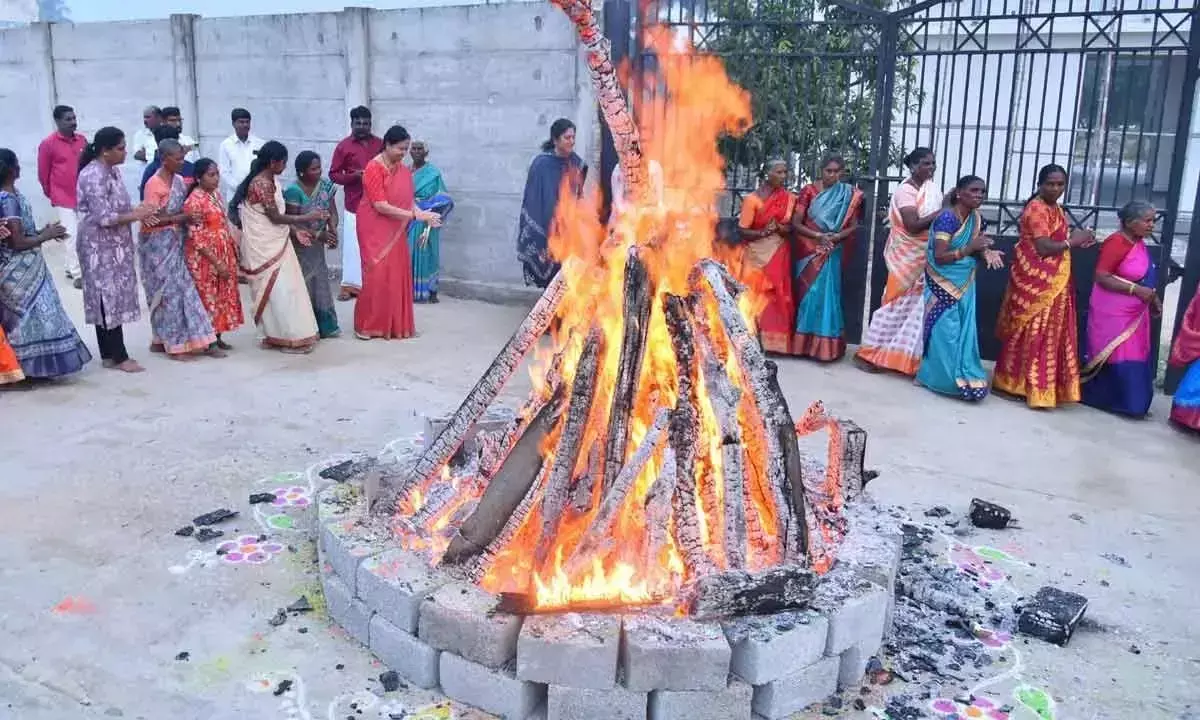 Andhra: दिगुवामगम में भव्य रूप से भोगी उत्सव आयोजित किया गया