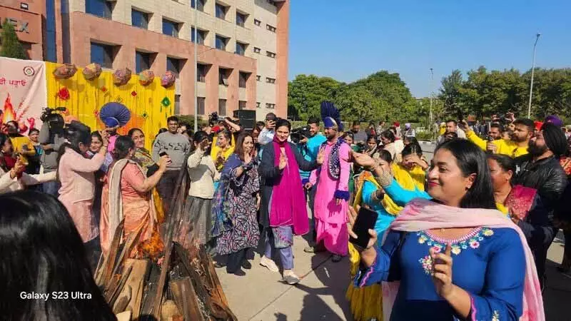 Mohali प्रशासन ने लोहड़ी पर दिया लैंगिक समानता का संदेश