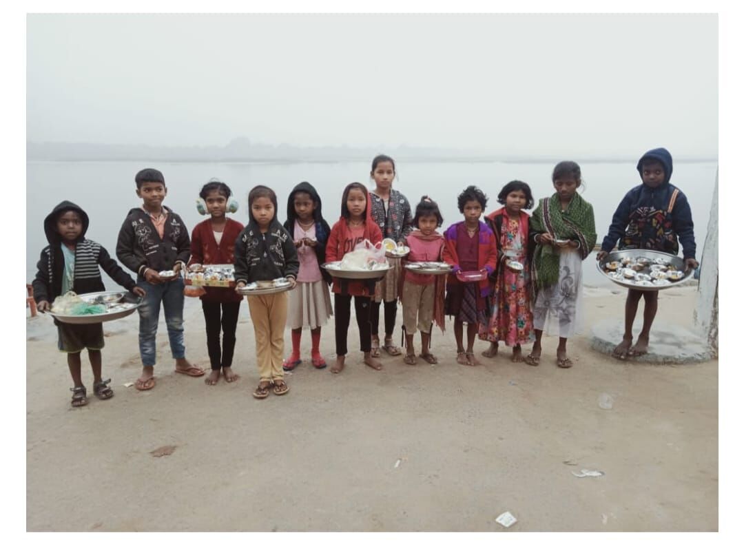 Makar Sankranti: शिवरीनारायण महानदी में आस्था की लगाई डुबकी, पूजा के साथ दान भी