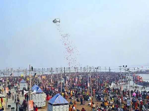 Mahakumbh: योगी सरकार ने लगातार दूसरे दिन घाटों और अखाड़ों पर पुष्प वर्षा की