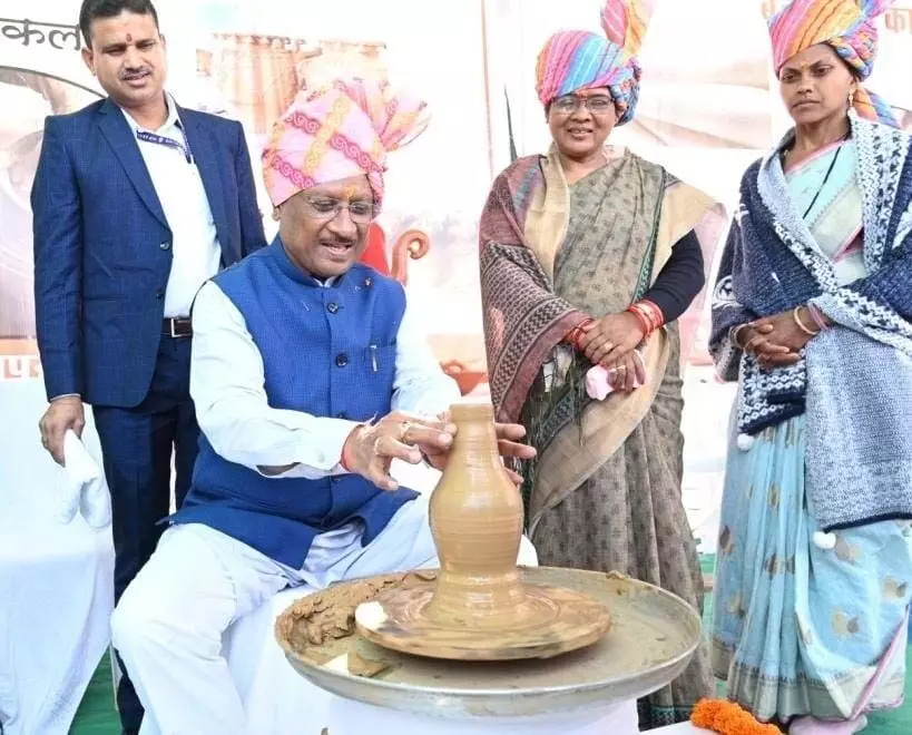 CM साय ने तातापानी महोत्सव में विभागीय स्टॉलों का किया अवलोकन