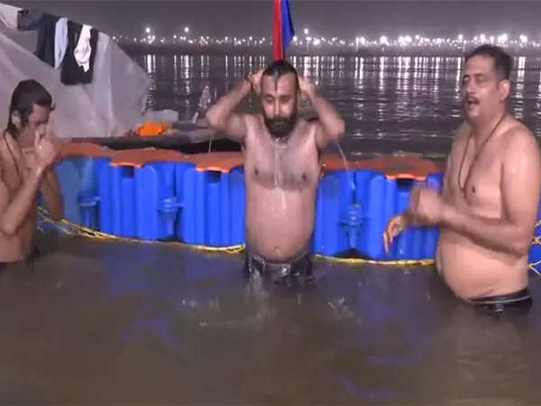 Maha Kumbh: त्रिवेणी संगम पर श्रद्धालुओं ने किया अमृत स्नान, आरती में हुए शामिल