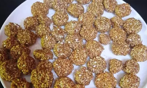 तिल गुड़ रेवड़ी : बच्चों के साथ-साथ बड़ों को भी पसंद आता है इसका स्वाद तिल गुड़ रेवड़ी : बच्चों के साथ-साथ बड़ों को भी पसंद आता है इसका स्वाद