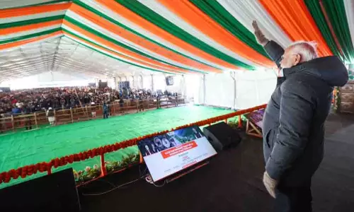 PM Modi के ज़ेड-मोड़ सुरंग के उद्घाटन के लिए सोनमर्ग में हजारों लोग इकट्ठा हुए PM Modi के ज़ेड-मोड़ सुरंग के उद्घाटन के लिए सोनमर्ग में हजारों लोग इकट्ठा हुए