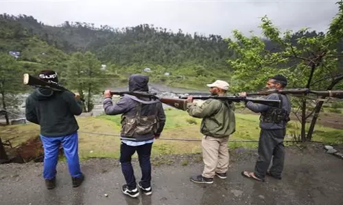 J&K: सेना जम्मू के सीमावर्ती गांवों में वीडीजी सदस्यों को प्रशिक्षण दे रही J&K: सेना जम्मू के सीमावर्ती गांवों में वीडीजी सदस्यों को प्रशिक्षण दे रही