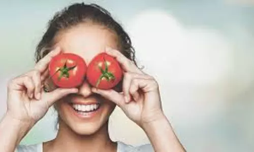 Tomato Facial:घर पर ही इन 4 स्टेप्स से करें टोमैटो फेशियल, चेहरा शीशे की तरह चमक उठेगा
