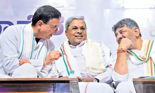 Karnataka: एआईसीसी महासचिव रणदीप सिंह सुरजेवाला ने कैबिनेट फेरबदल के संकेत दिए