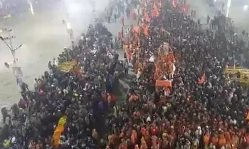 MahaKumbh 2025: पहला अमृत स्नान शुरू होते ही महानिर्वाणी पंचायती अखाड़े ने पवित्र स्नान किया