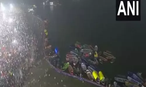मकर संक्रांति पर Maha Kumbh के पहले अमृत स्नान पर श्रद्धालुओं ने पवित्र डुबकी लगाई