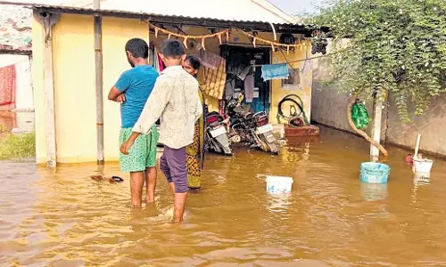 Telangana: एसआरएसपी नहर टूटने के बाद निवासियों ने नुकसान का आकलन किया