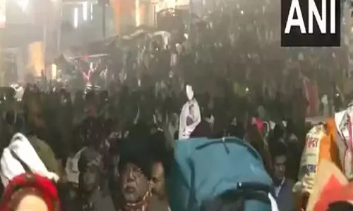 Makar Sankranti पर पवित्र स्नान के लिए श्रद्धालु त्रिवेणी संगम की ओर बढ़ रहे