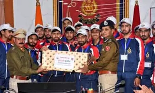 भारत दर्शन पर श्रीनगर के छात्र, बोले - देशभक्ति का जज्बा हुआ मजबूत