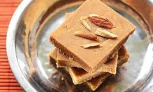 Gur Papdi Recipe: सर्दियों में घर पर बनाएं गुजरात की मशहूर गुड़ पापड़ी Gur Papdi Recipe: सर्दियों में घर पर बनाएं गुजरात की मशहूर गुड़ पापड़ी
