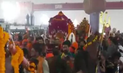 Maha Kumbh के अमृत स्नान के लिए निरंजनी अखाड़े का जुलूस त्रिवेणी संगम की ओर बढ़ रहे Maha Kumbh के अमृत स्नान के लिए निरंजनी अखाड़े का जुलूस त्रिवेणी संगम की ओर बढ़ रहे